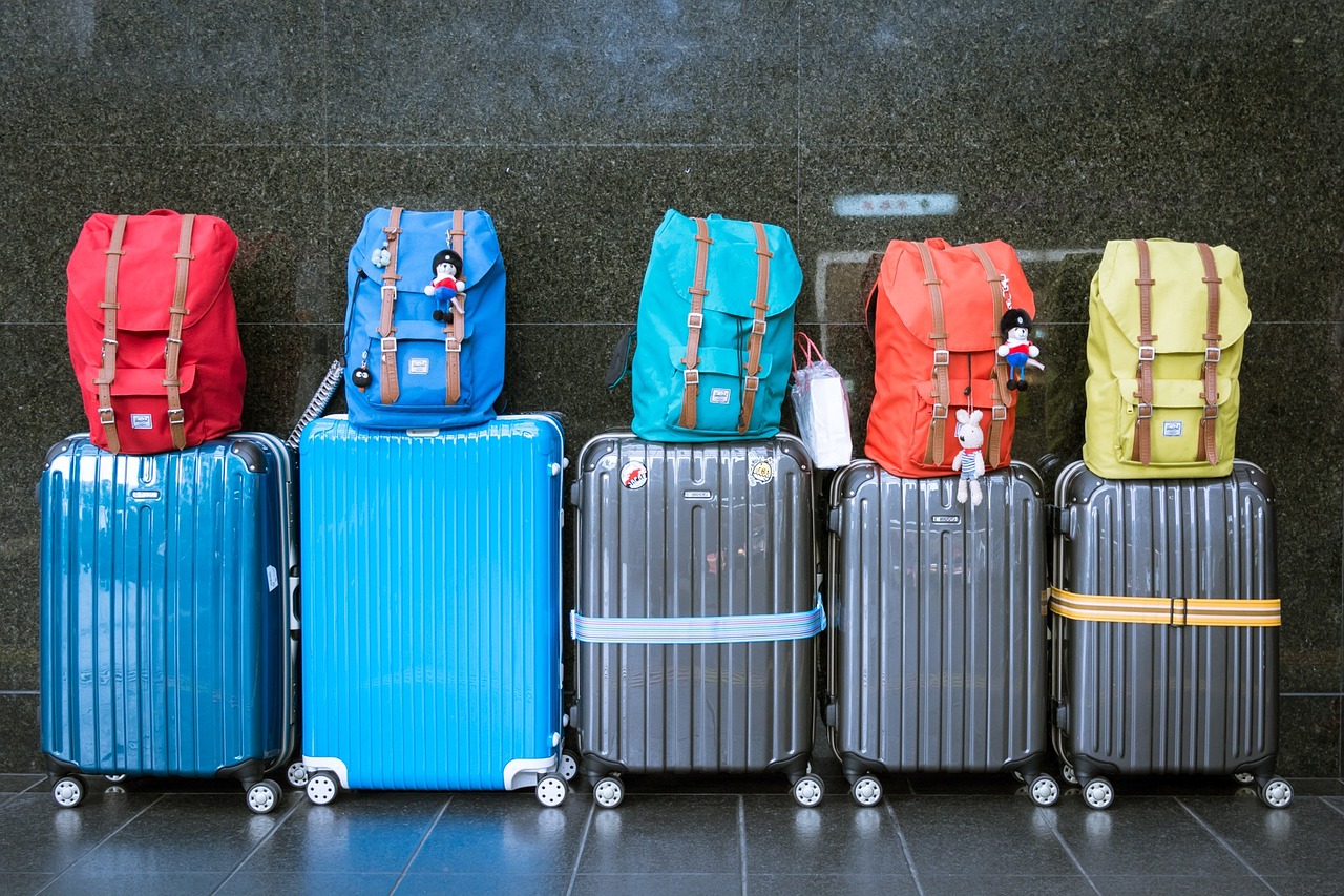 Elegancka i pojemna walizka – jak wybrać idealną?