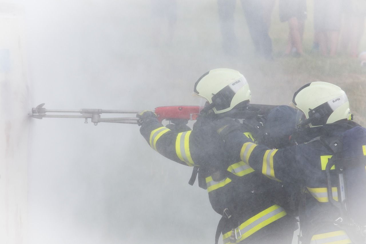 Czego w pracy używa strażak?