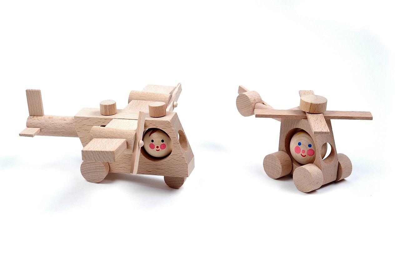 Zabawki dla niemowlaka – drewniane czy plastikowe?