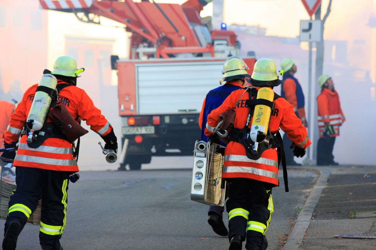 Jak zabezpieczyć miejsce pracy na wypadek wystąpienia pożaru?