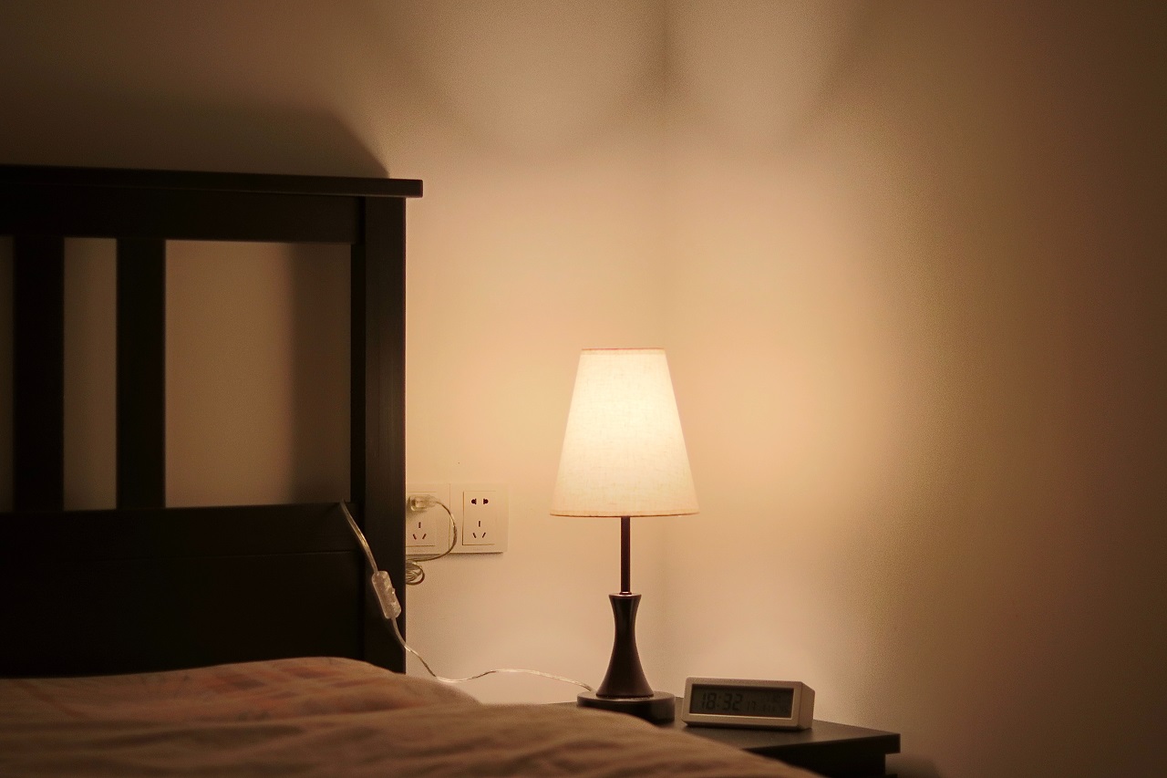 Lampka na stolik nocny – jak typ najlepiej wybrać?