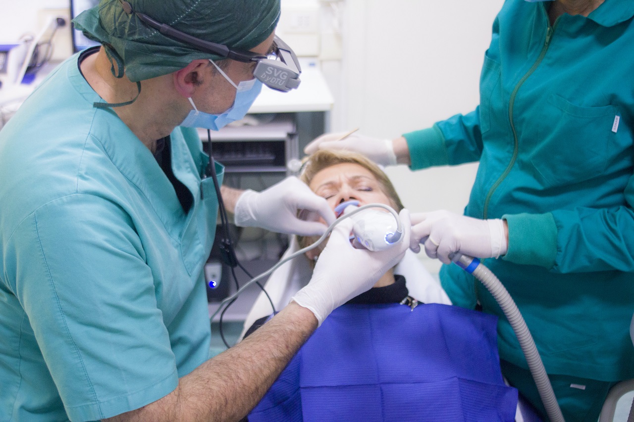 Praca w stomatologii – czym można się zajmować nie będąc dentystą?