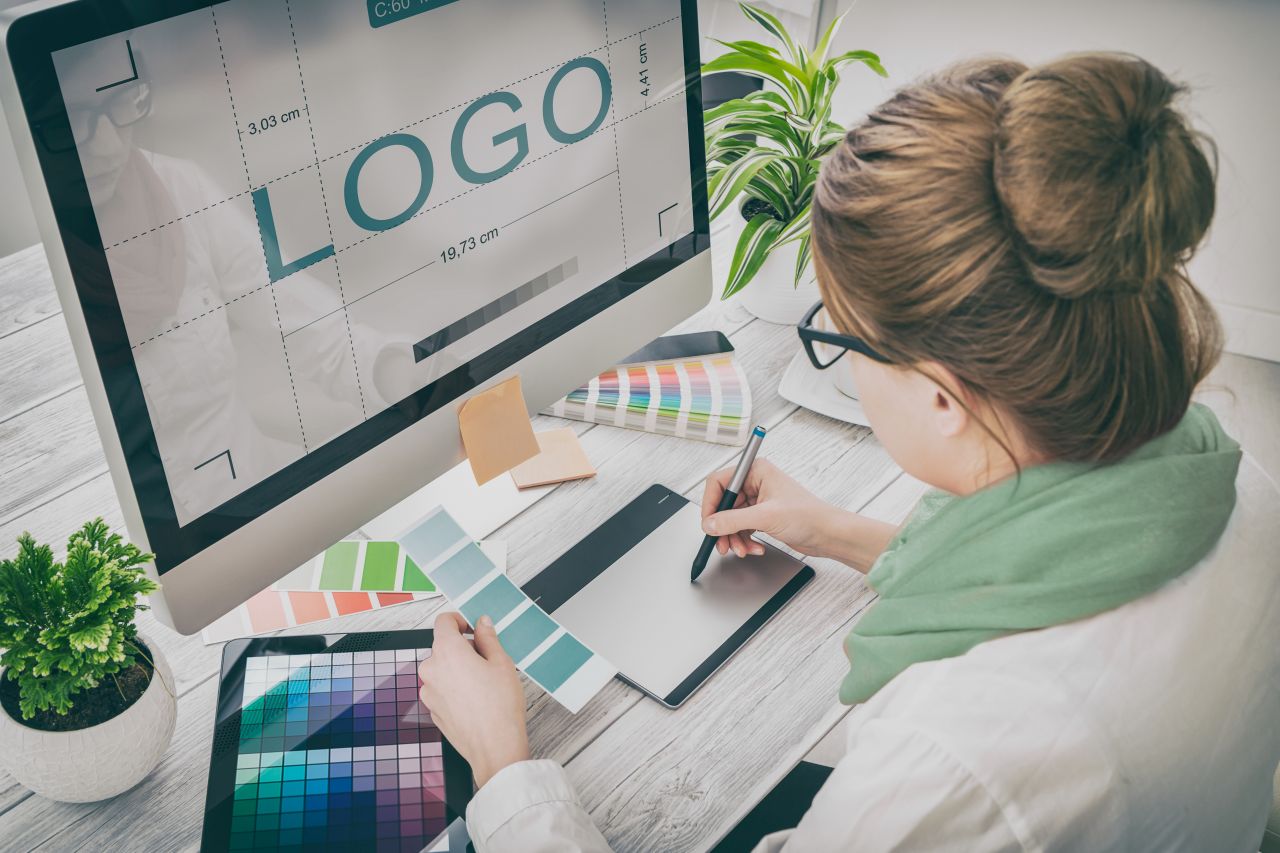 Logo i marka – sposób identyfikacji pracowników z firmą oraz reklama skierowana do klientów