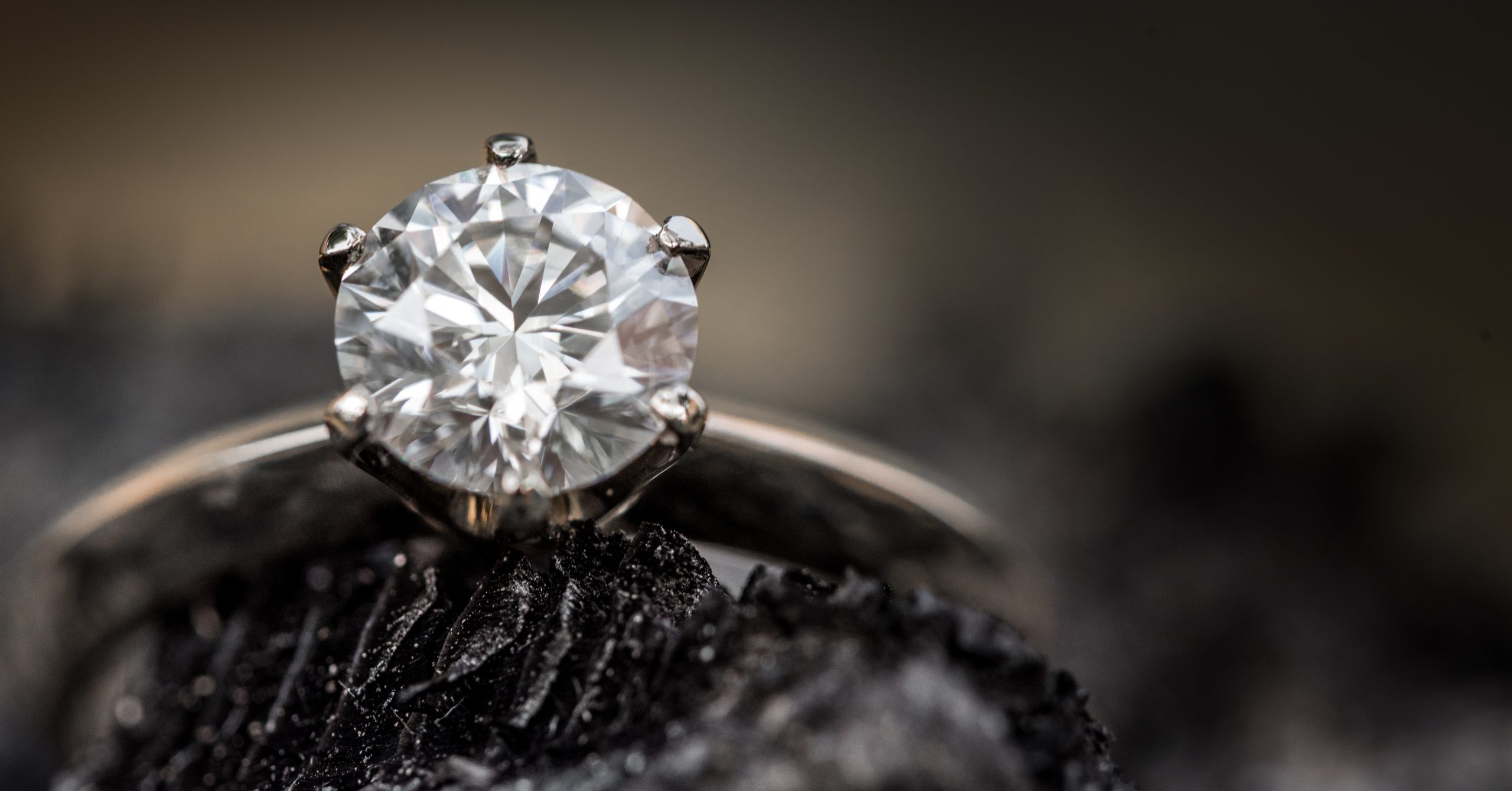 Pierścionki zaręczynowe z diamentem czy bez?