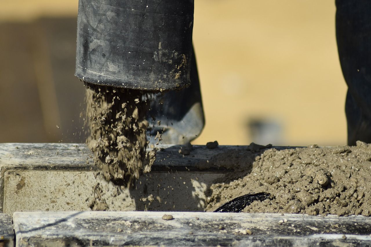 Za pomocą jakich maszyn i narzędzi zagęszcza się masę betonową?