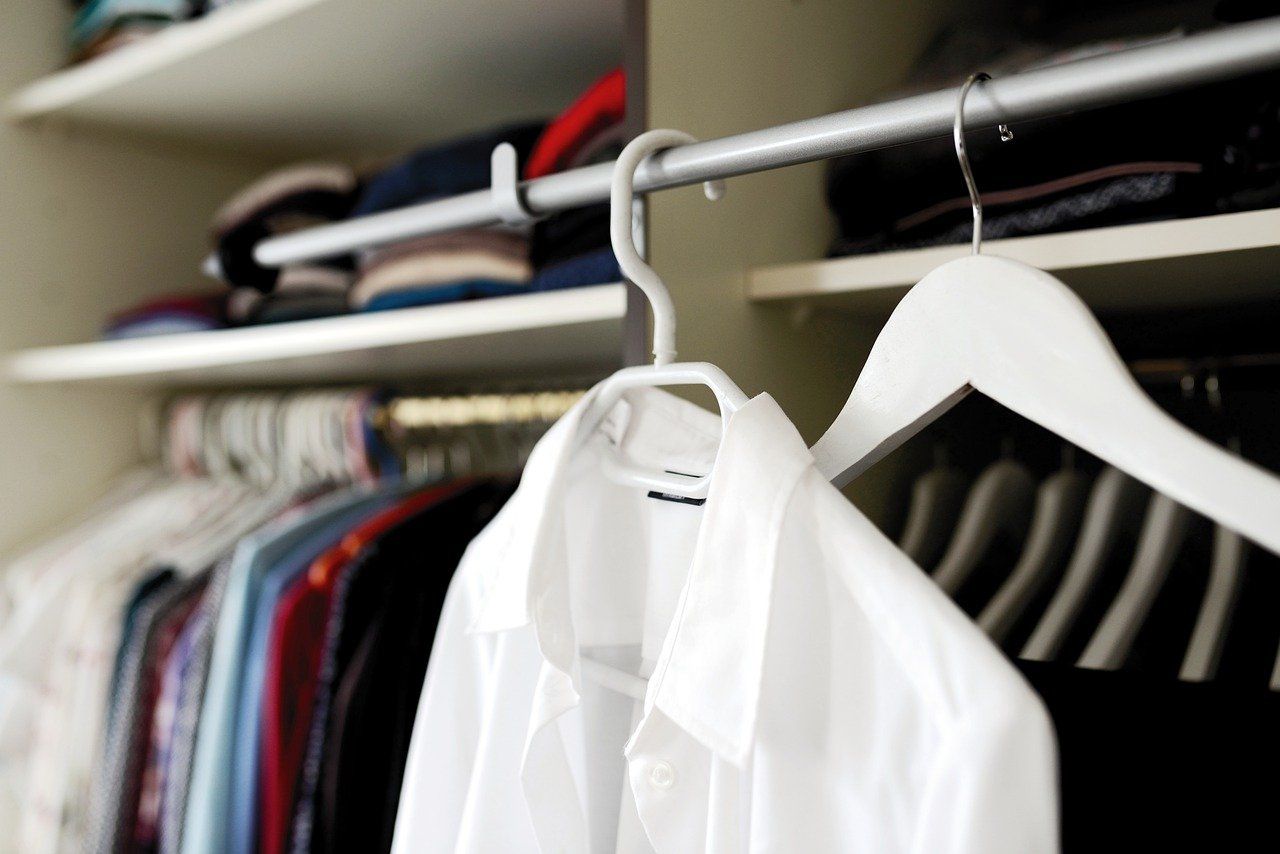 Jak zaaranżować w domu praktyczną przestrzeń do przechowywania ubrań?