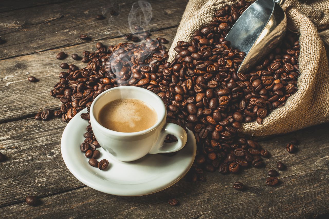 Kawa w wielu odsłonach – jaką kupić, aby rozkoszować się jej smakiem w domowym zaciszu