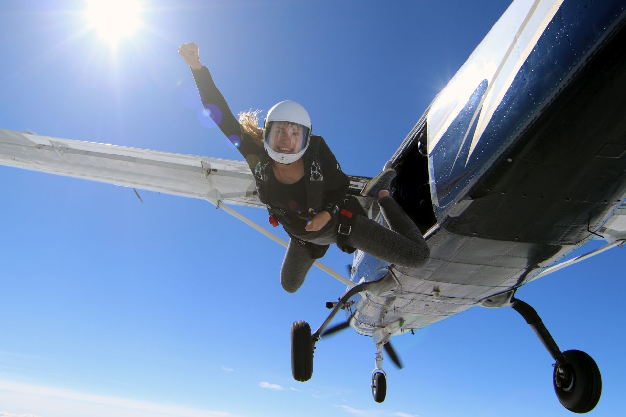 Jakie wymogi należy spełnić, aby wykonać samodzielny skok ze spadochronem?