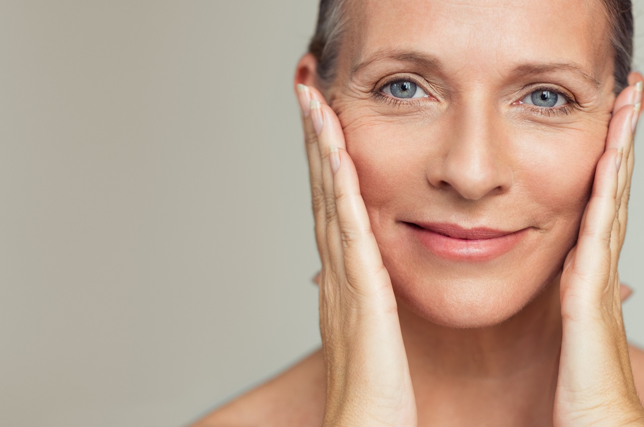 Jakimi sposobami można powstrzymać lub zahamować procesy starzenia się skóry?