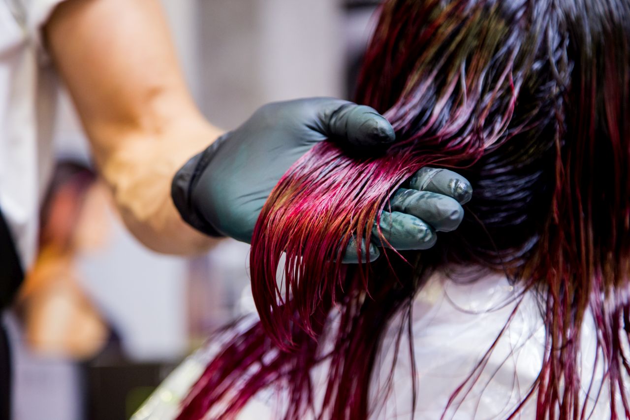 Dlaczego warto farbować włosy w salonie fryzjerskim?