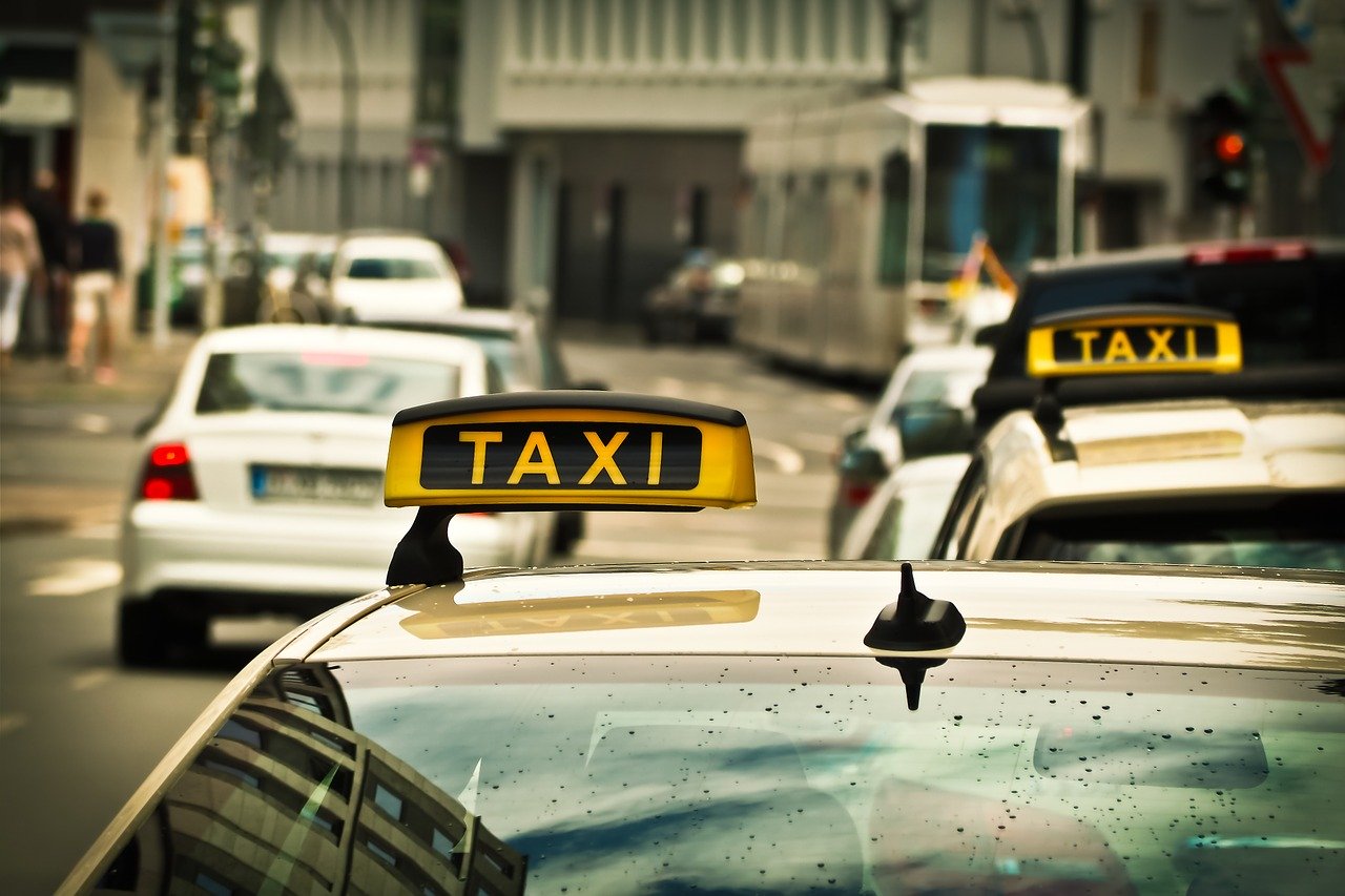 W jakich sytuacjach warto skorzystać z usług taksówkarskich?